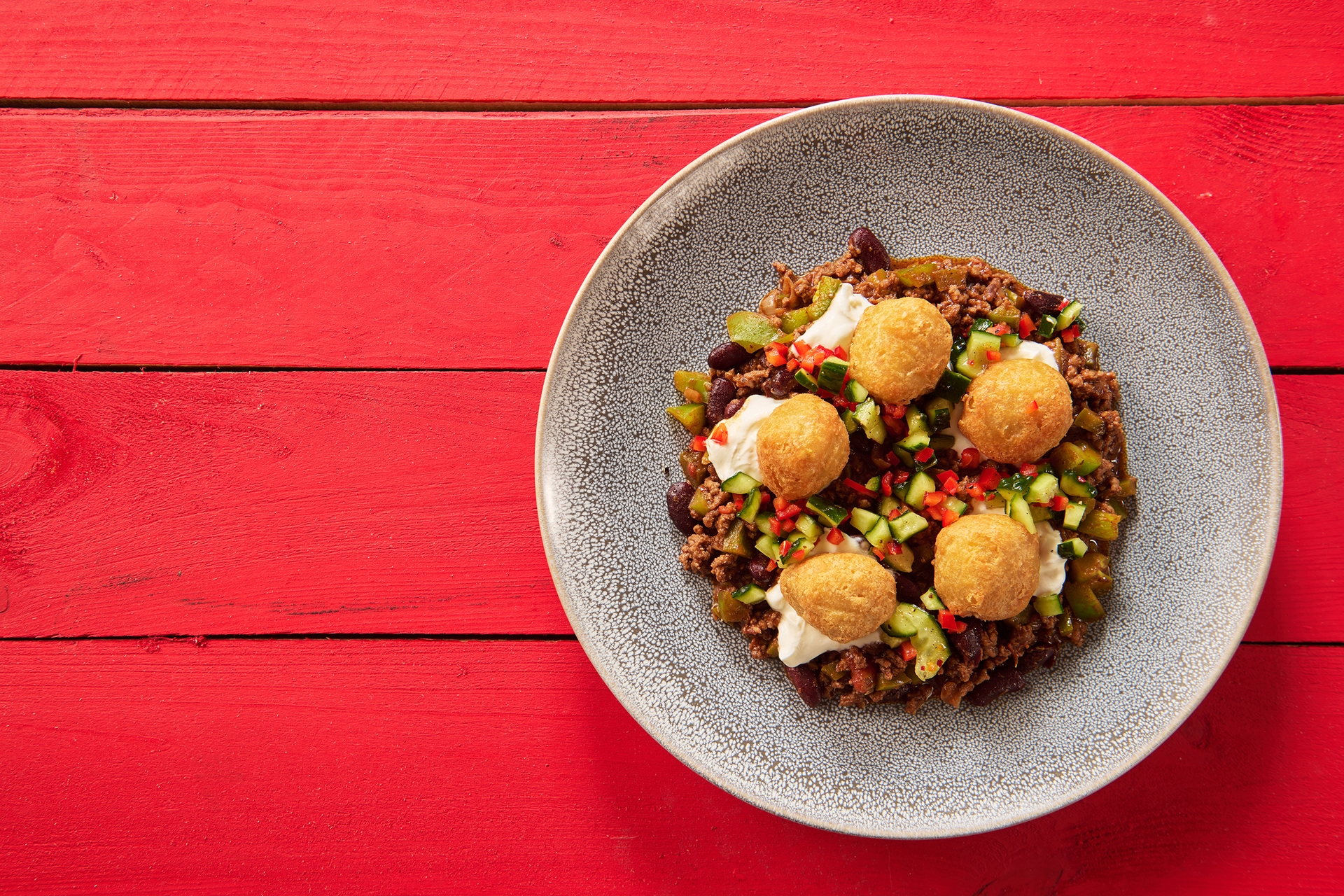 loaded_bulete_cu_branza_cheddar_si_chili_cu_chili_con_carne_si_salsa_cu_castraveti_proaspeti