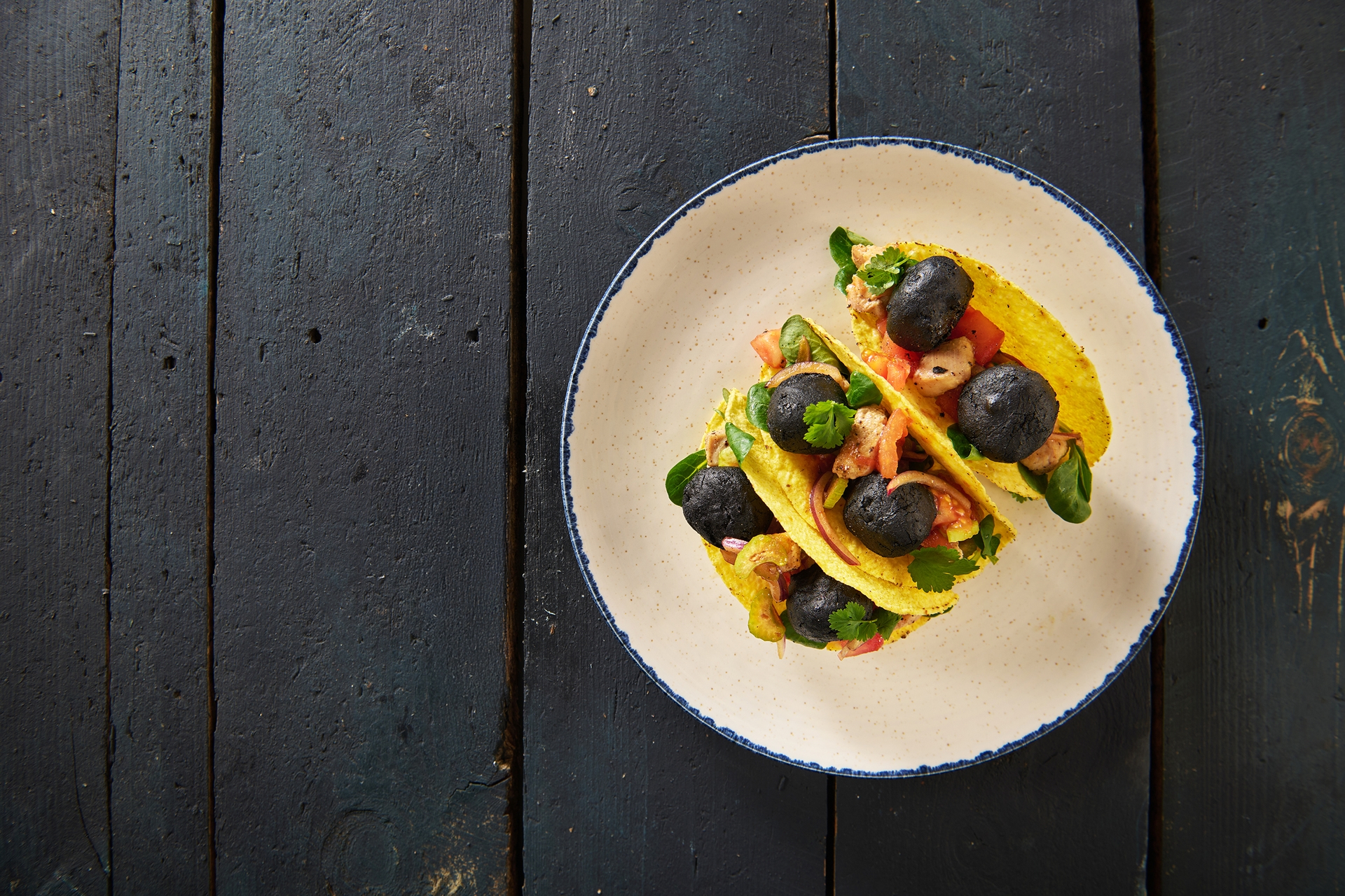 loadedb_bulete_negre_cu_branza_cheddar_si_ardei_jalapeno_cu_pui_si_salsa