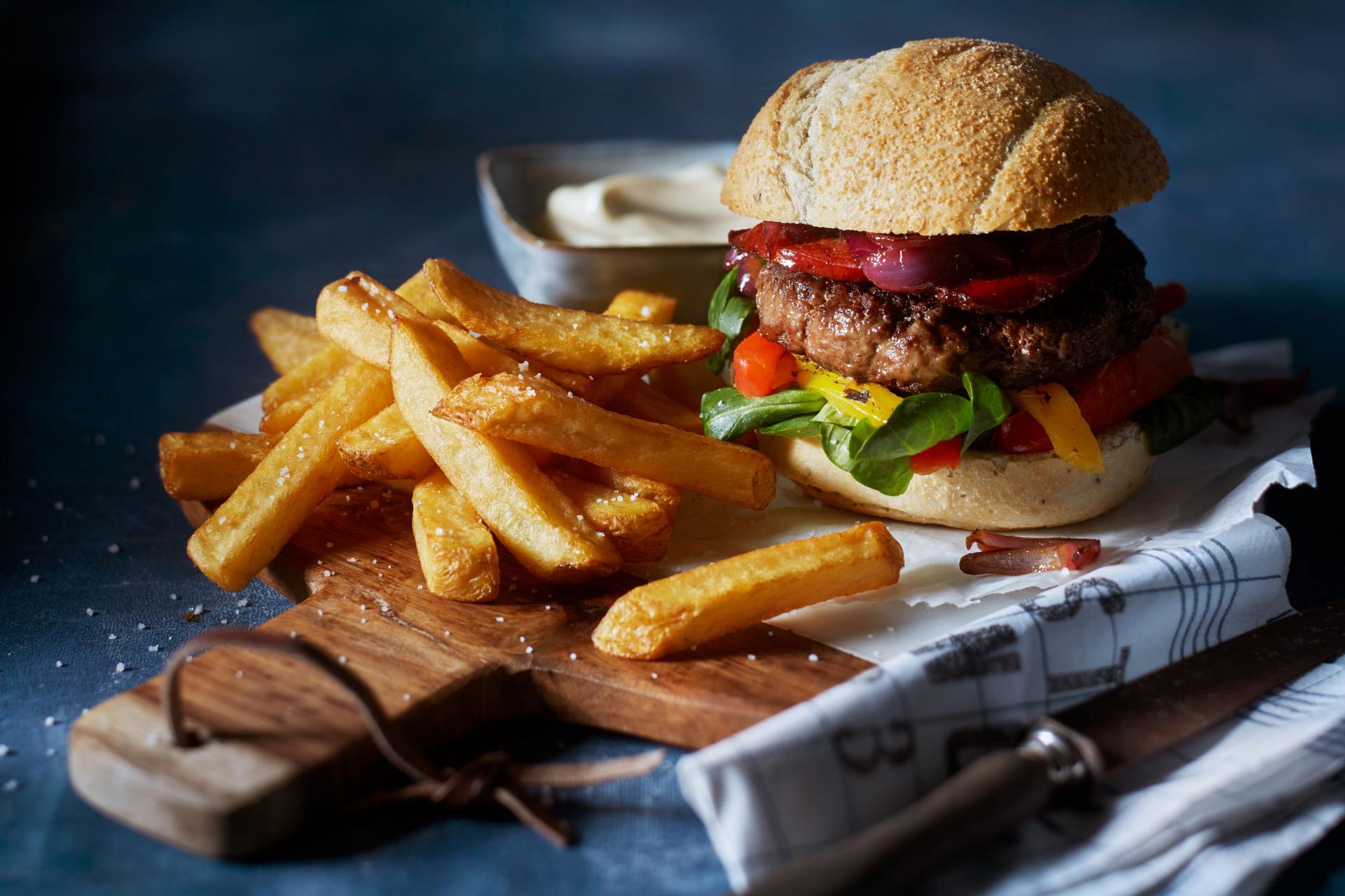 Burger cu chorizo cartofi prăjiți