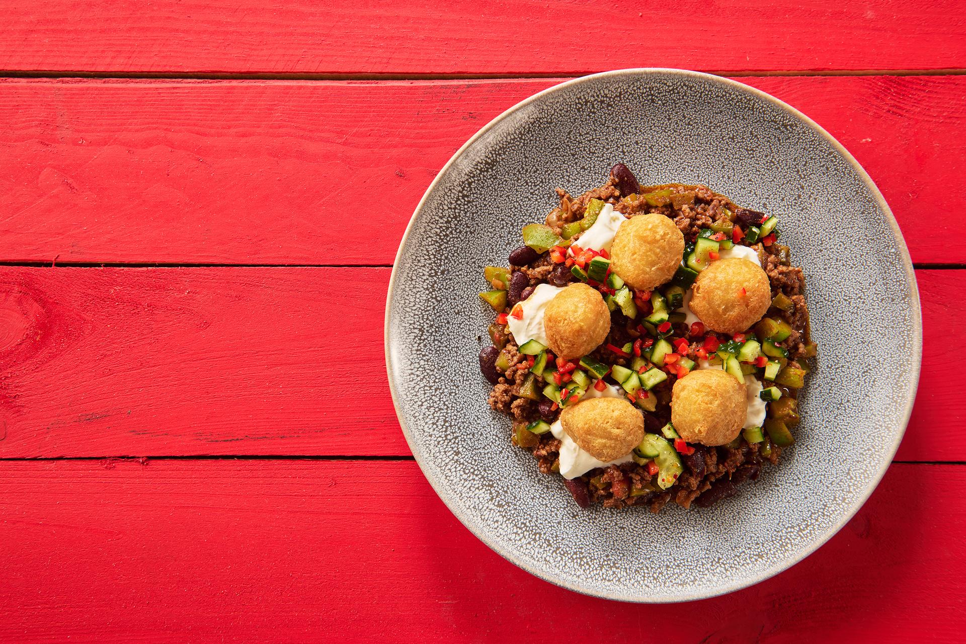loaded_bulete_cu_branza_cheddar_si_chili_cu_chili_con_carne_si_salsa_cu_castraveti_proaspeti