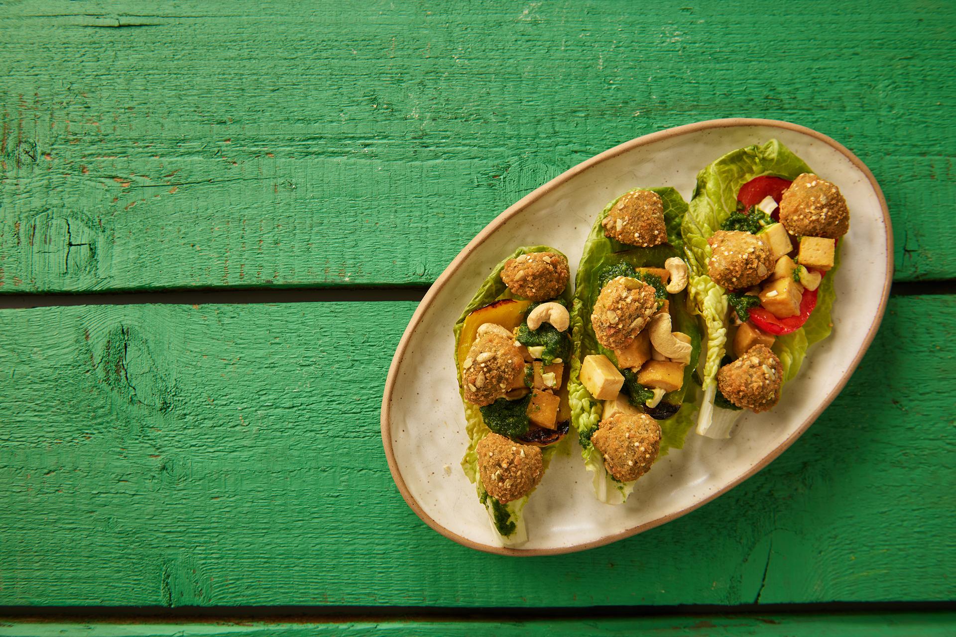 loaded_falafel_cu_ardei_gras_la_gratar_si_pesto