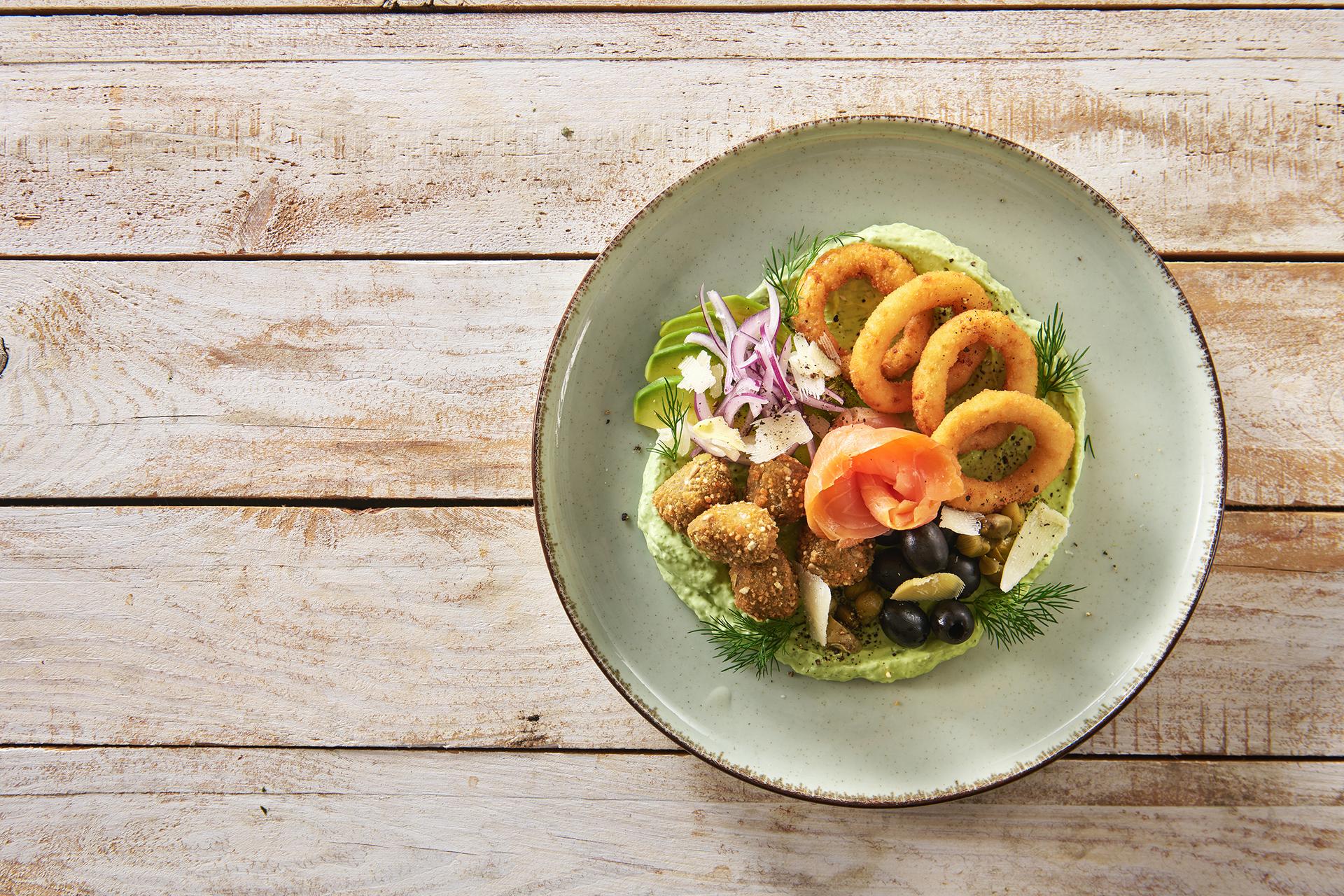 loaded_gustari_falafel_ai_inele_de_ceapa_cu_somon_afumat_si_maioneza_cu_marar