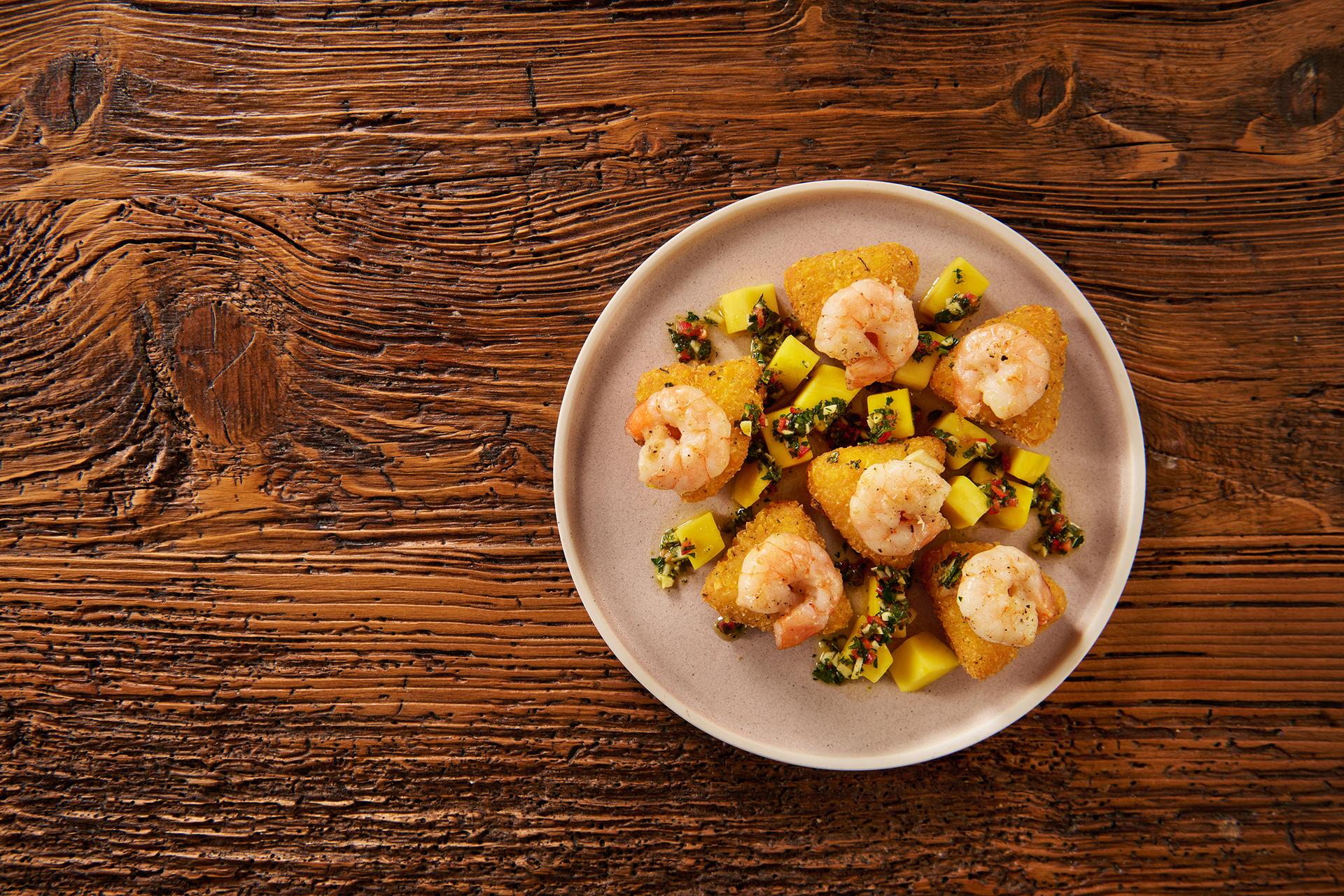 loaded_aperitive_pe_baza_de_macaroane_cu_branza_cu_creveti_mango_si_sos_chimichurri