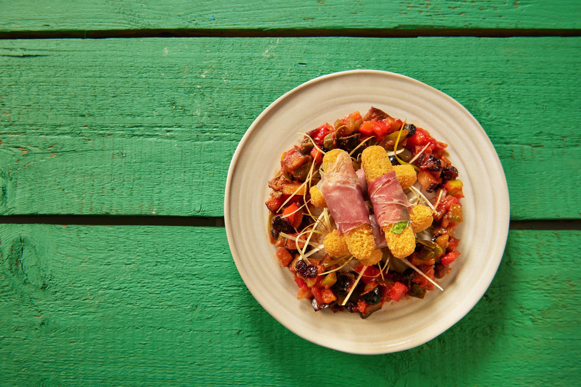 loaded_batoane_de_branza_mozzarella_cu_sunca_de_parma_si_caponata