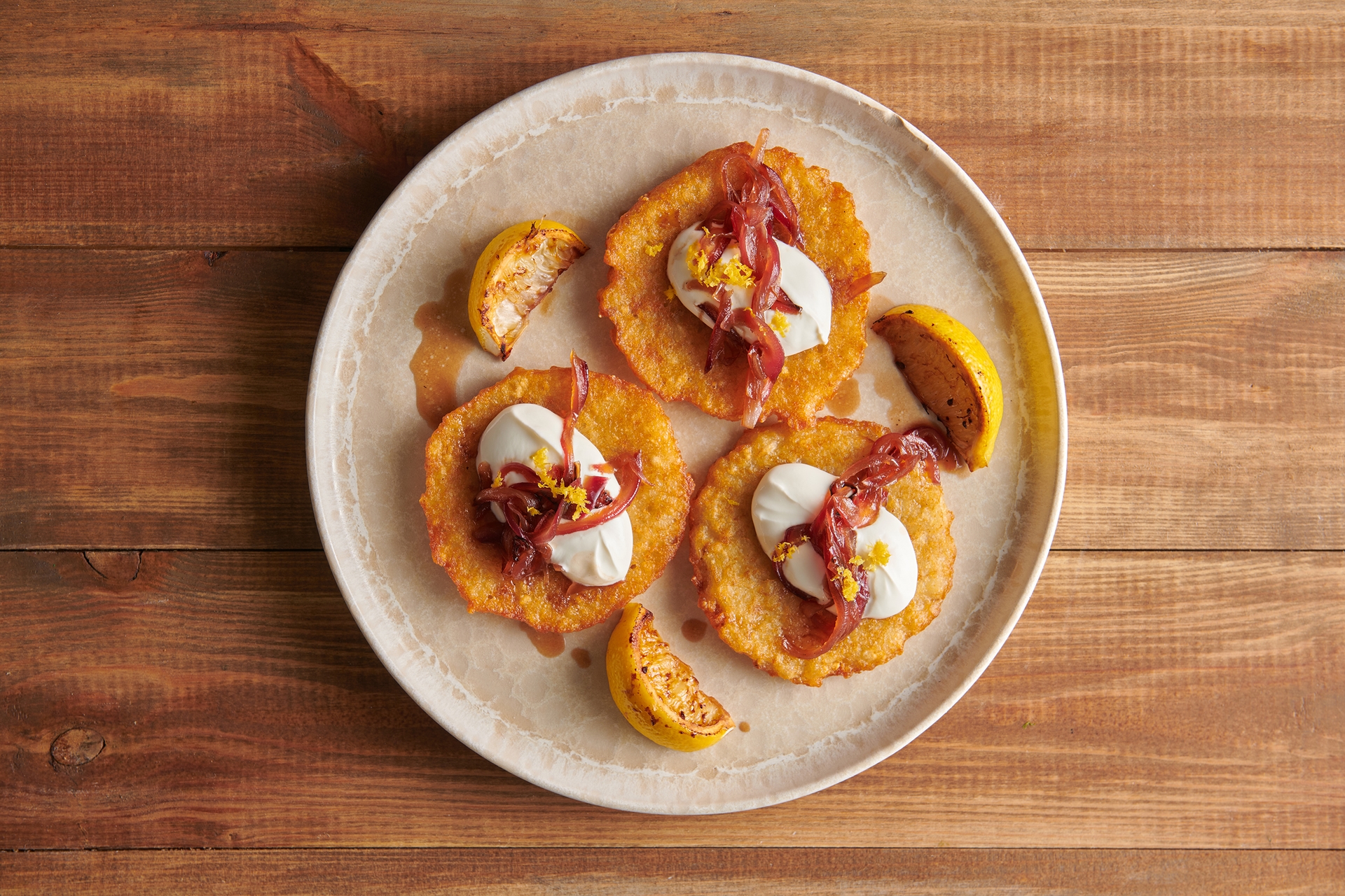 Aviko Clătite din cartofi cu dulceață de ceapă roșie, smântână și lămâie la grătar