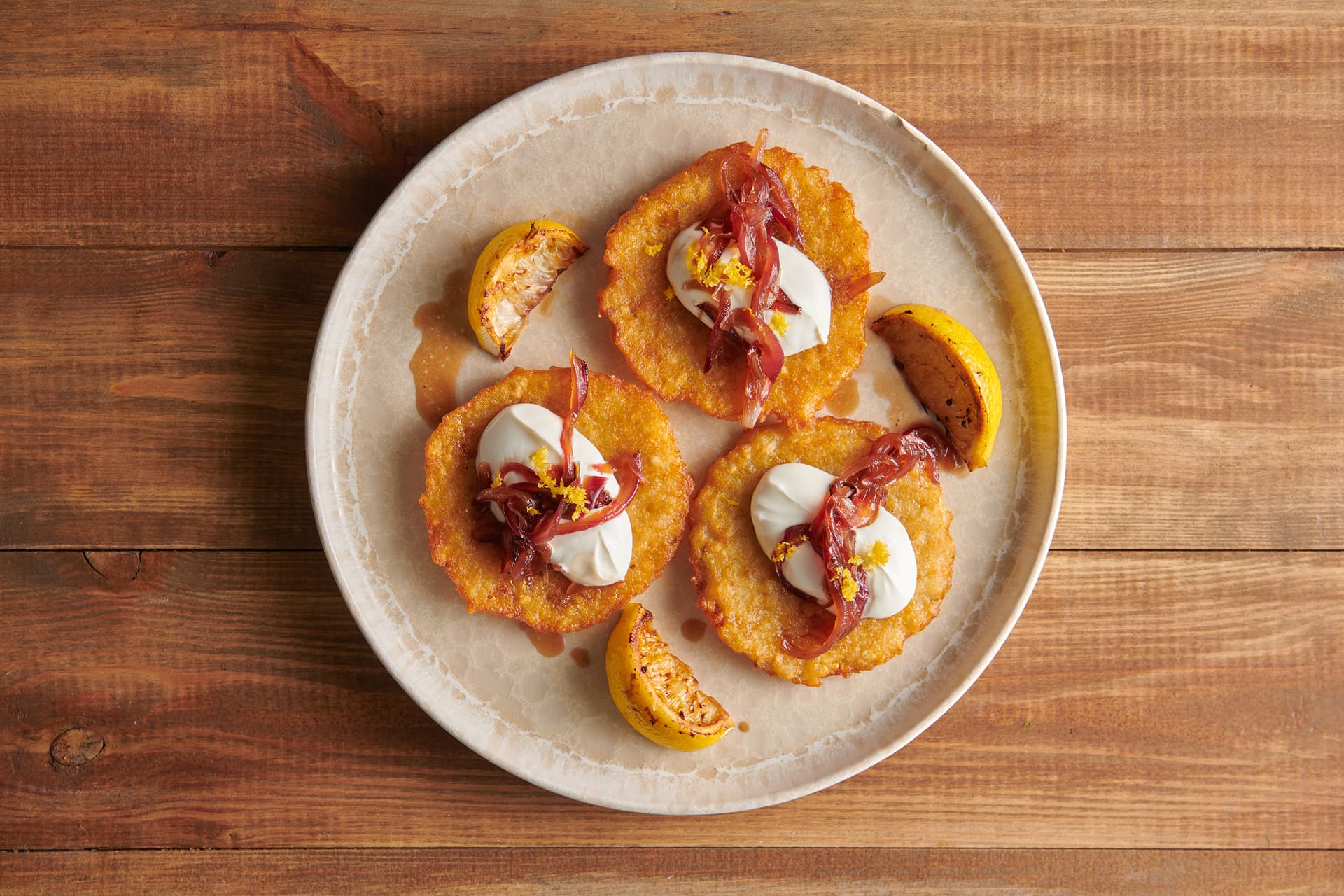 Aviko Clătite din cartofi cu dulceață de ceapă roșie, smântână și lămâie la grătar