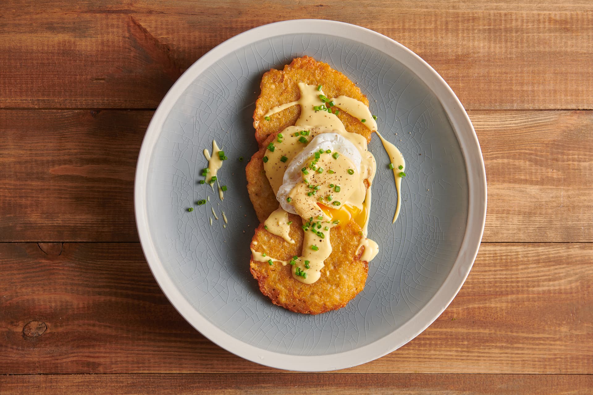 Aviko Clătite din cartofi cu ou poșat, sos hollandaise și cepșoară