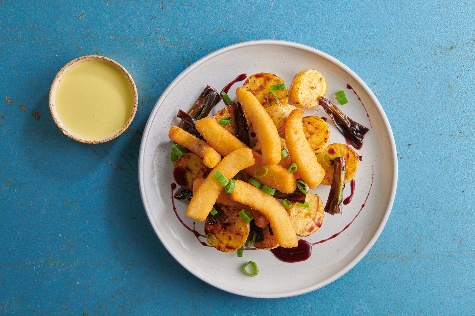 Aviko Fâșii de calamar pe pat de salată de cartofi cu sos aioli și ceapă verde caramelizată