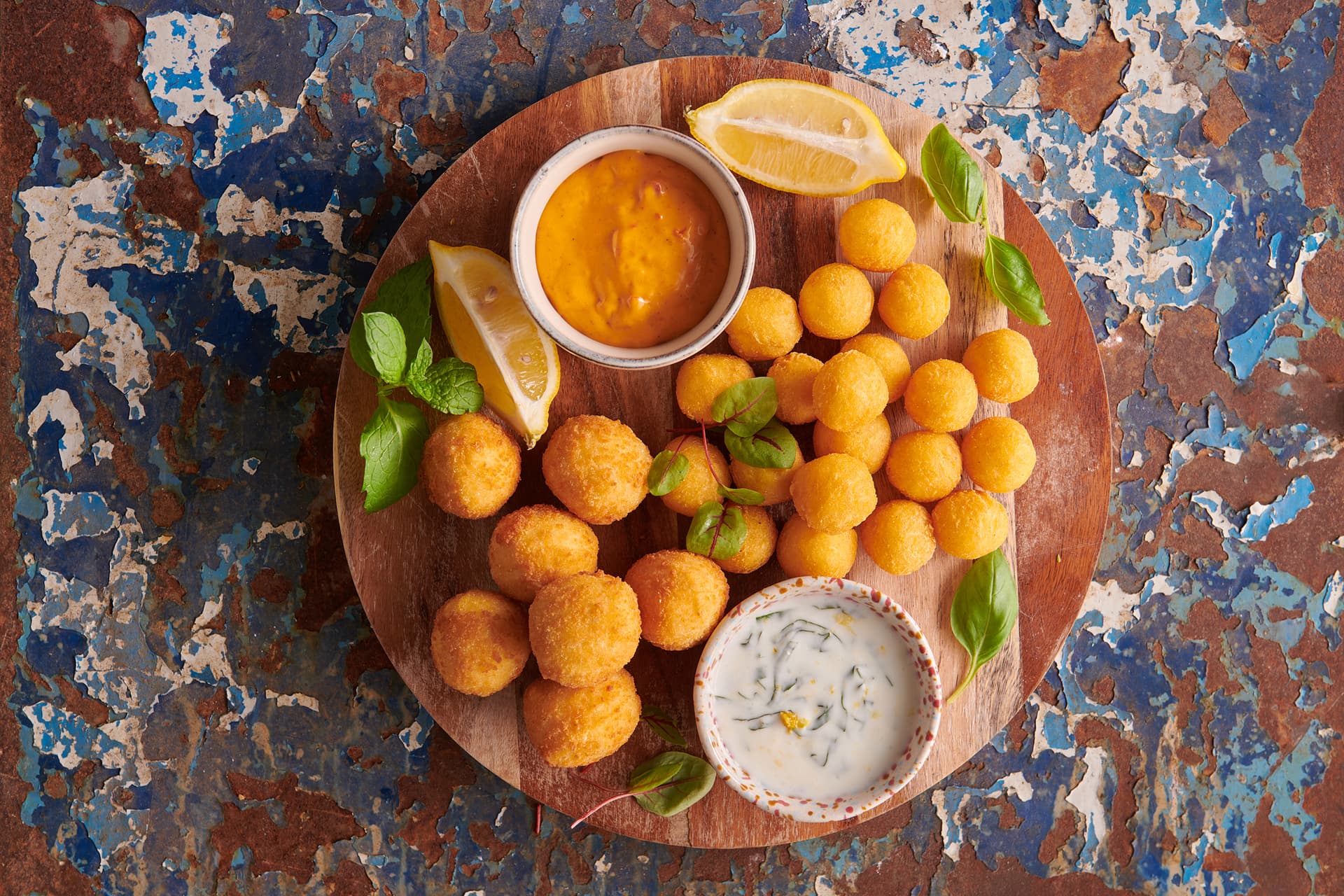 Aviko Gustări cremoase cu ardei jalapeño și bulete de cartofi cu sosuri colorate: ketchup de caise și iaurt cu busuioc