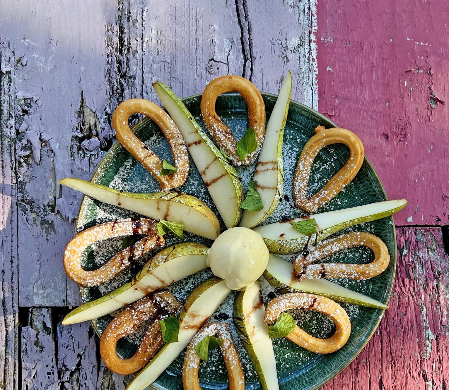 churros-cu-pere-înghețată-și-sos-de-ciocolată