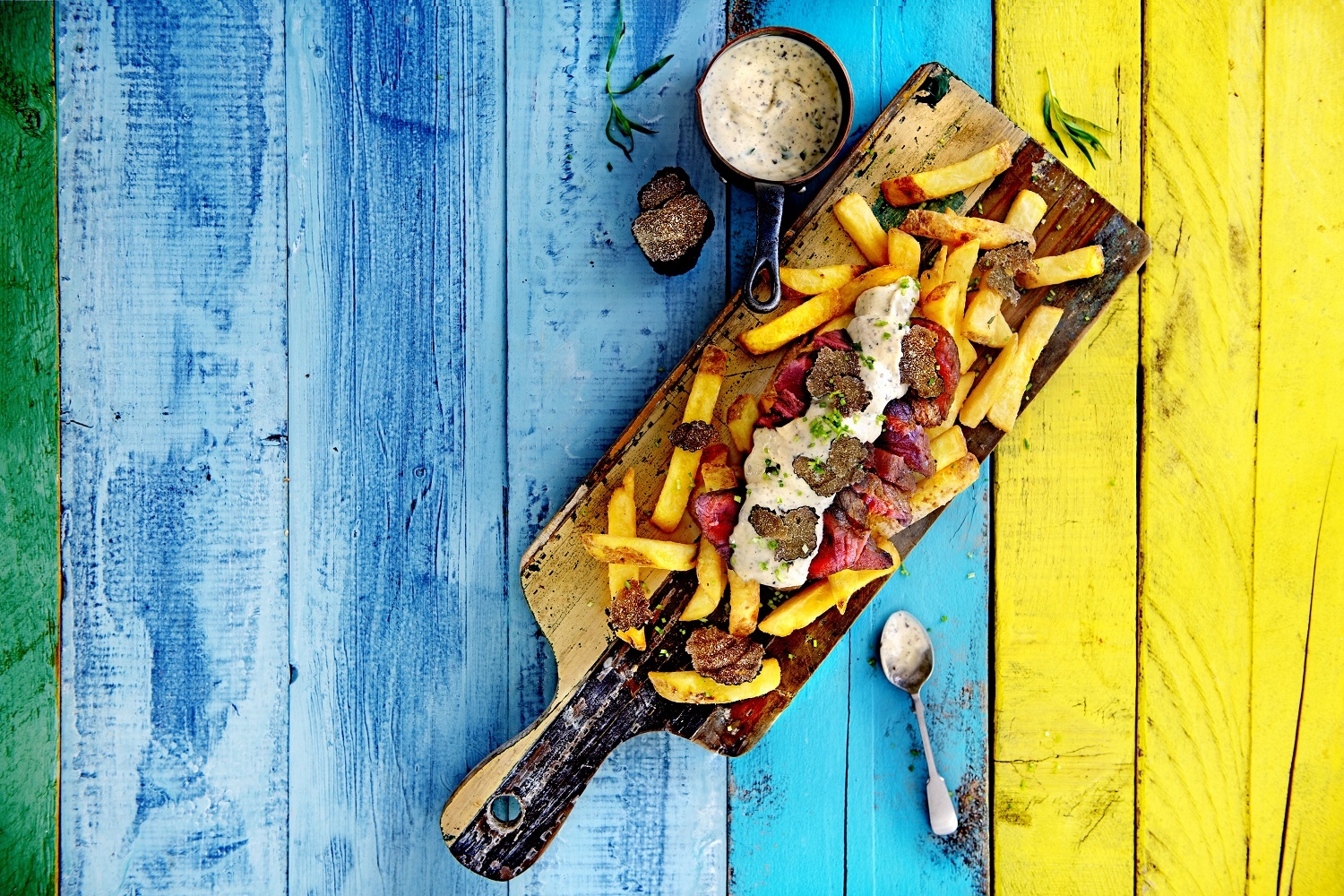 loaded_fries_cu_friptura_si_sos_bearnaise_cu_trufe | Rețete cu produse Aviko pentru servicii alimentare