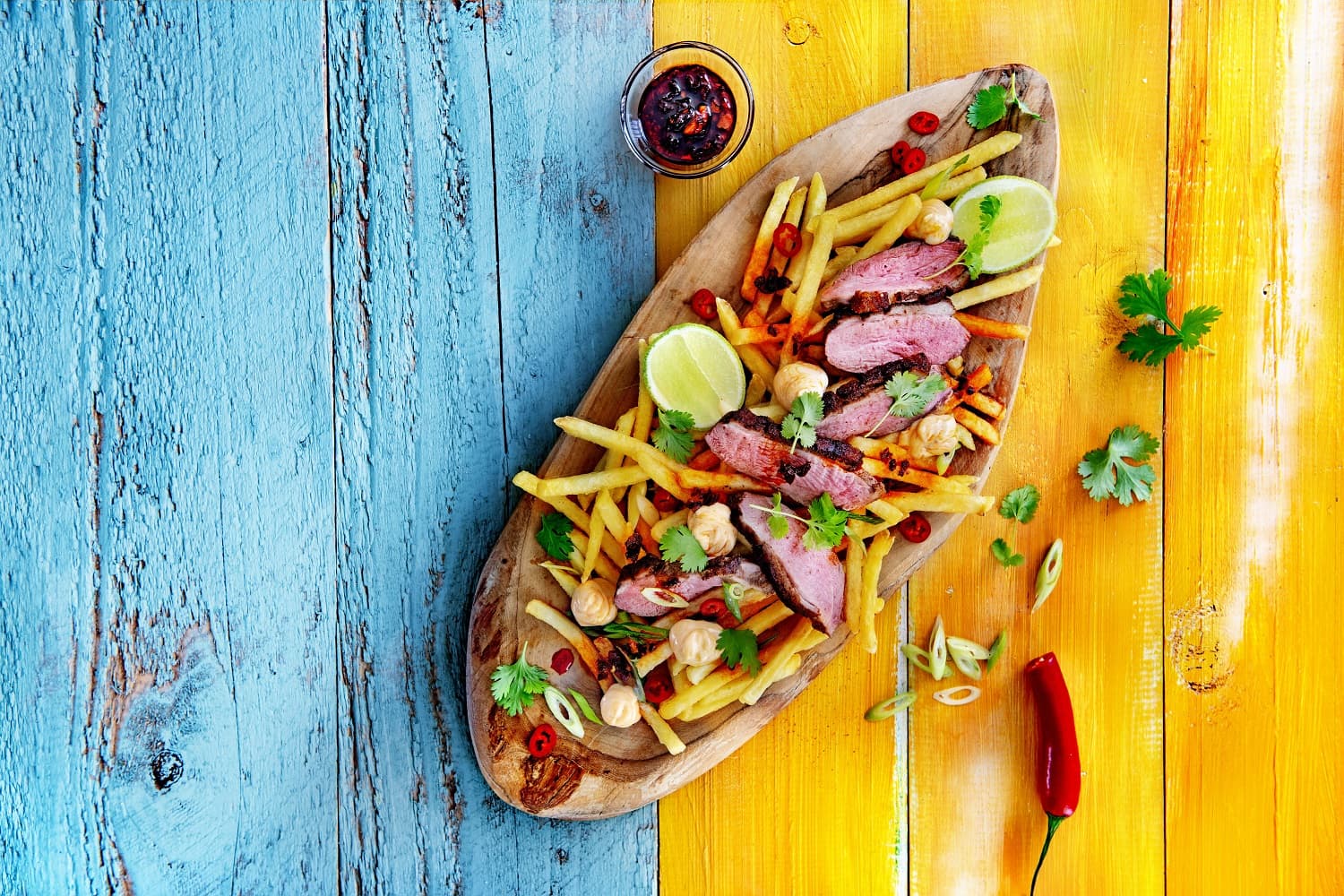 loaded_fries_si_piept_de_rata_cu_condimente_chinezesti | Rețete cu produse Aviko pentru servicii alimentare