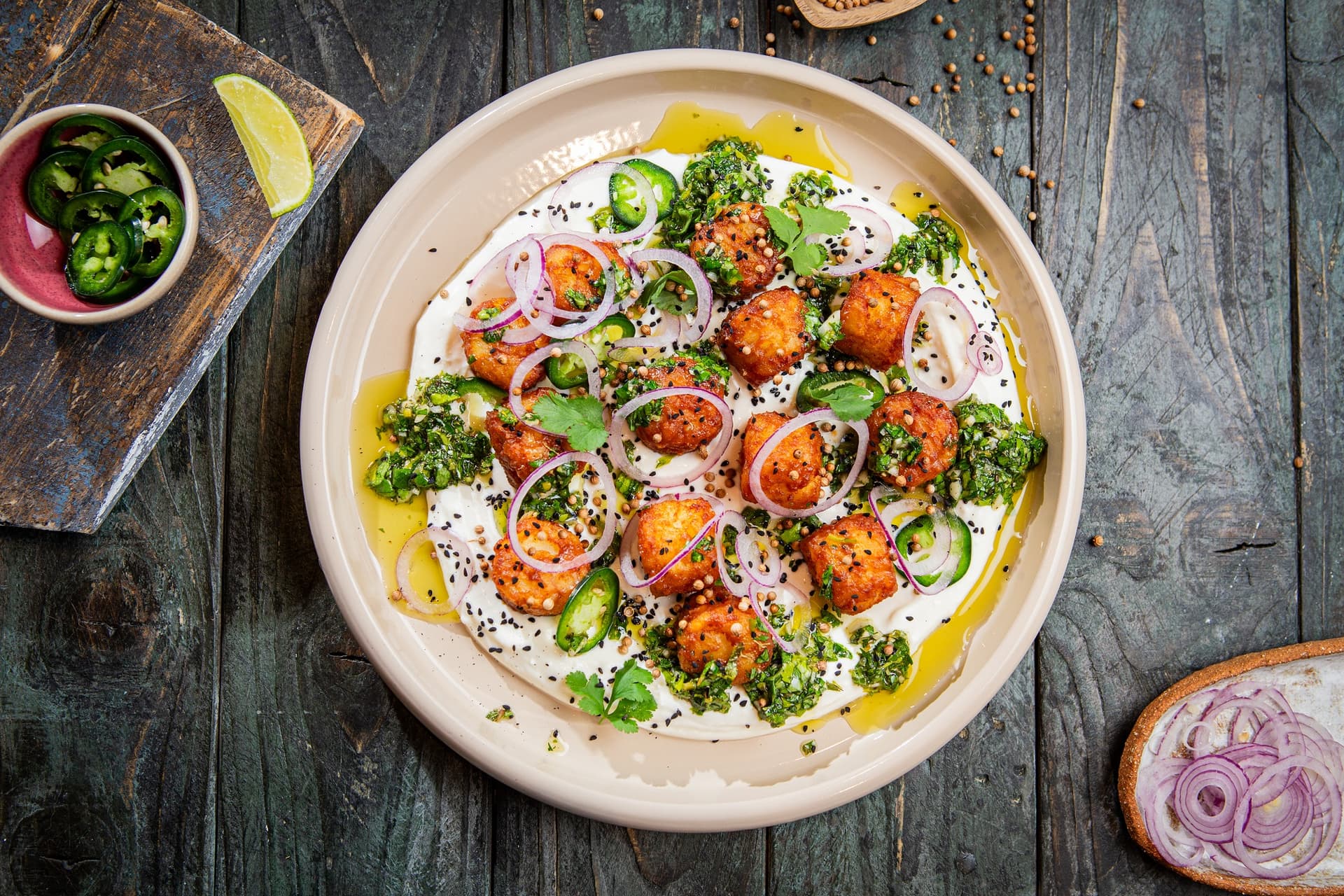 mini_gustari_din_cartofi_rasi_cu_condimente_masala_si_sos_cu_fruct_de_tamarin | Rețete cu produse Aviko pentru servicii alimentare