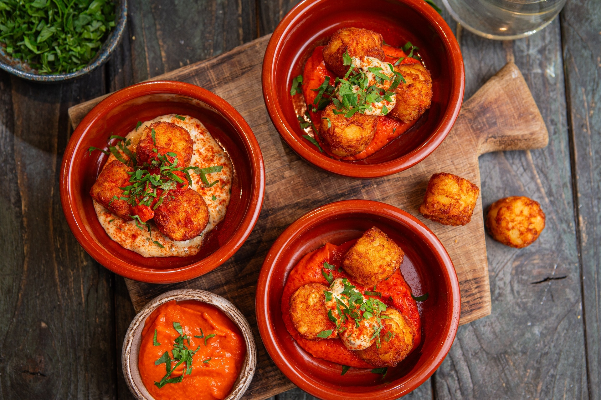 mini_gustari_din_cartofi_rasi_in_stil_patatas_bravas | Rețete cu produse Aviko pentru servicii alimentare