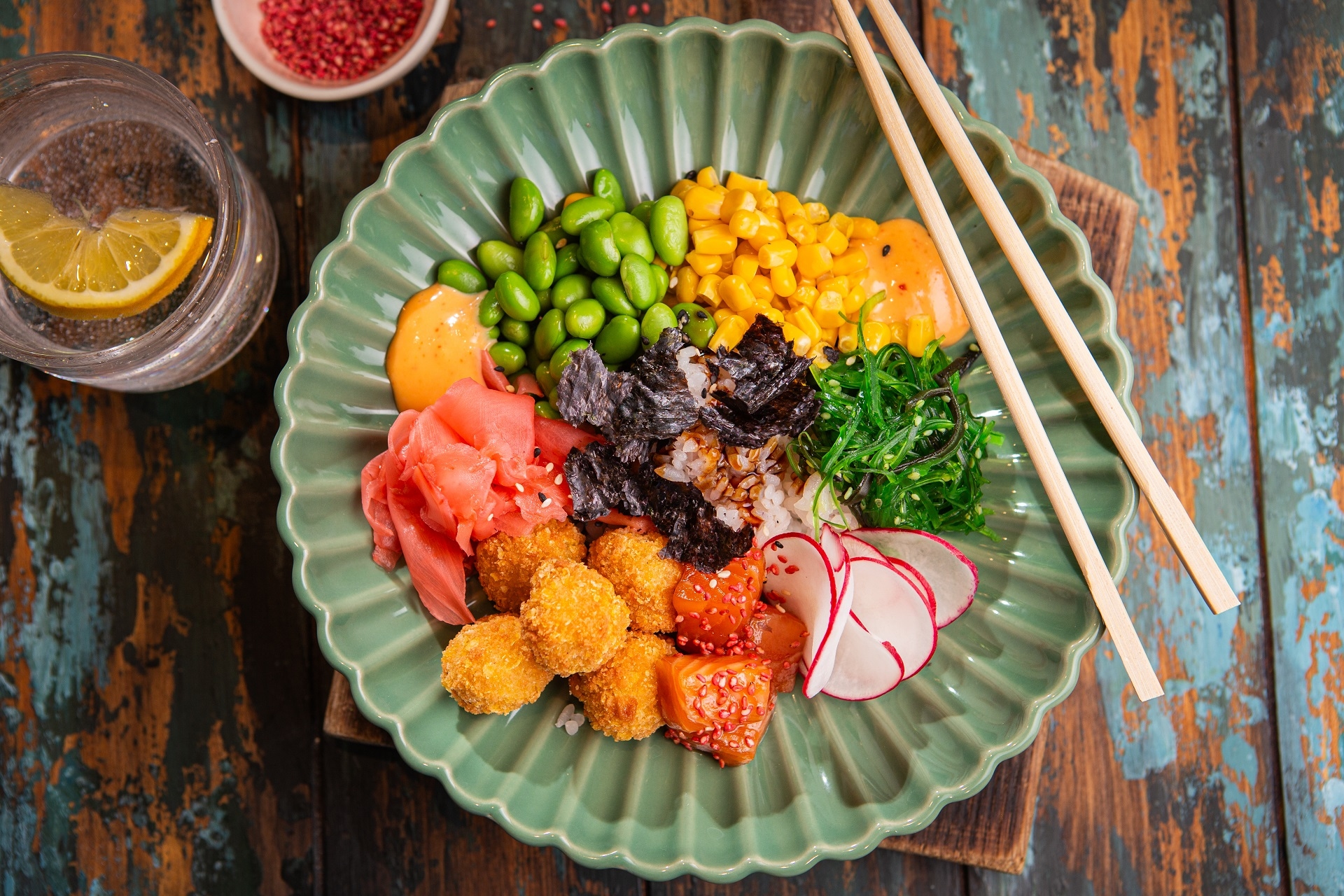 poke_bowl_cu_gustari_crocante_cu_branza_de_la_aviko | Rețete cu produse Aviko pentru servicii alimentare