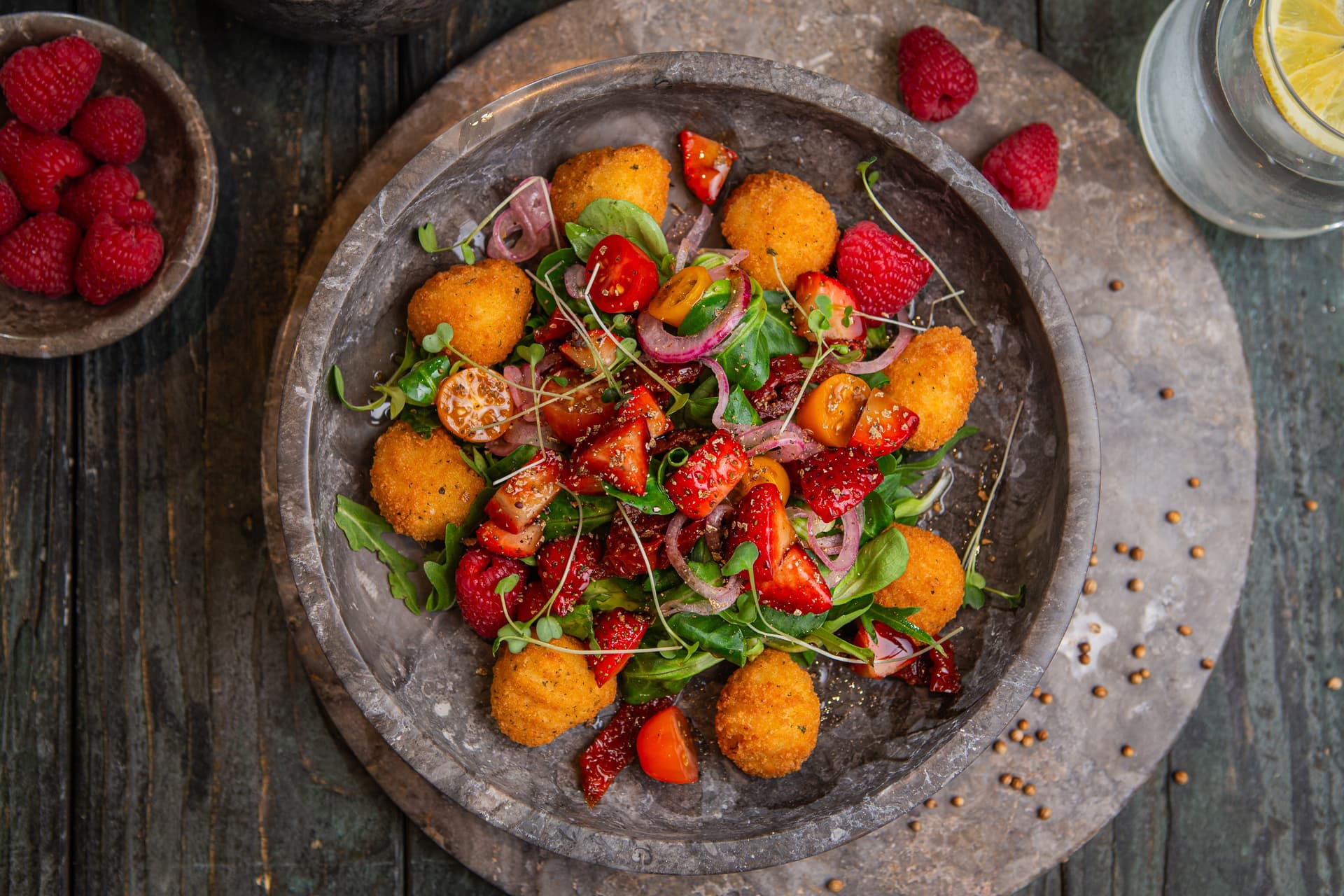 salata_cu_gustari_cu_branza_camembert_si_vinegreta_cu_zmeura | Rețete cu produse Aviko pentru servicii alimentare