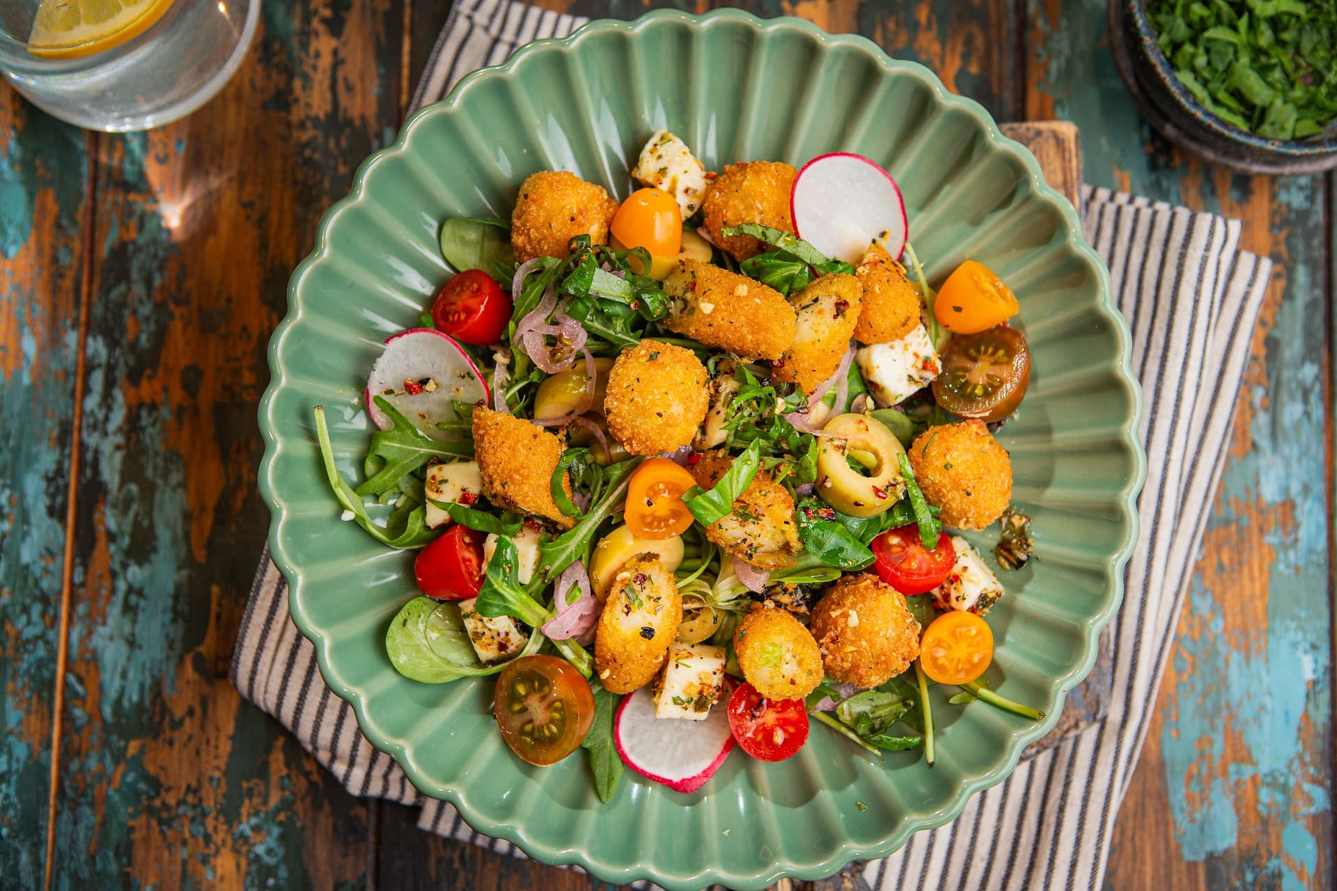 salata_mediteraneeana_cu_mozzarella_si_masline | Rețete cu produse Aviko pentru servicii alimentare