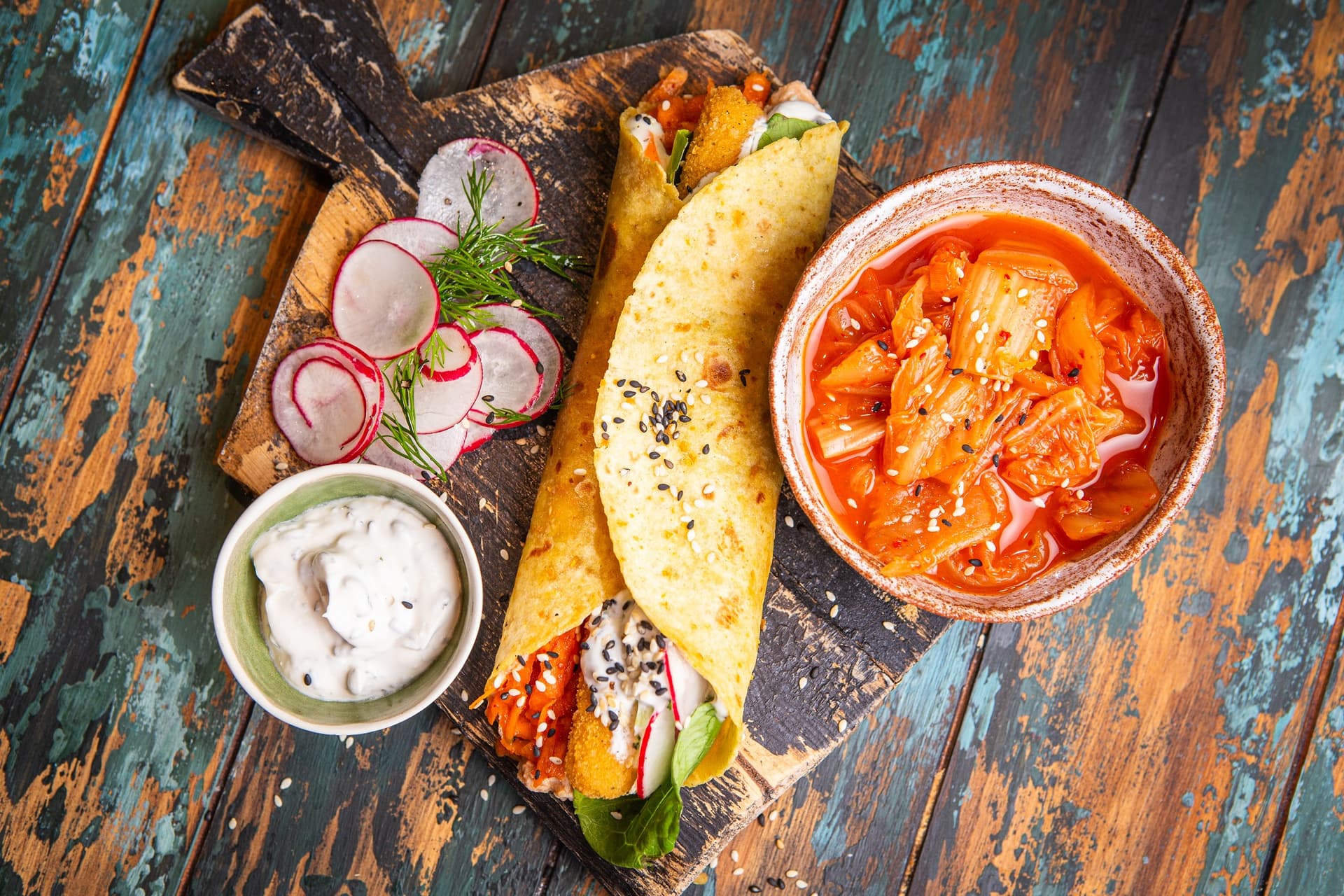 wrap_cu_batoane_de_branza_mozzarella_si_muraturi_kimchi | Rețete cu produse Aviko pentru servicii alimentare