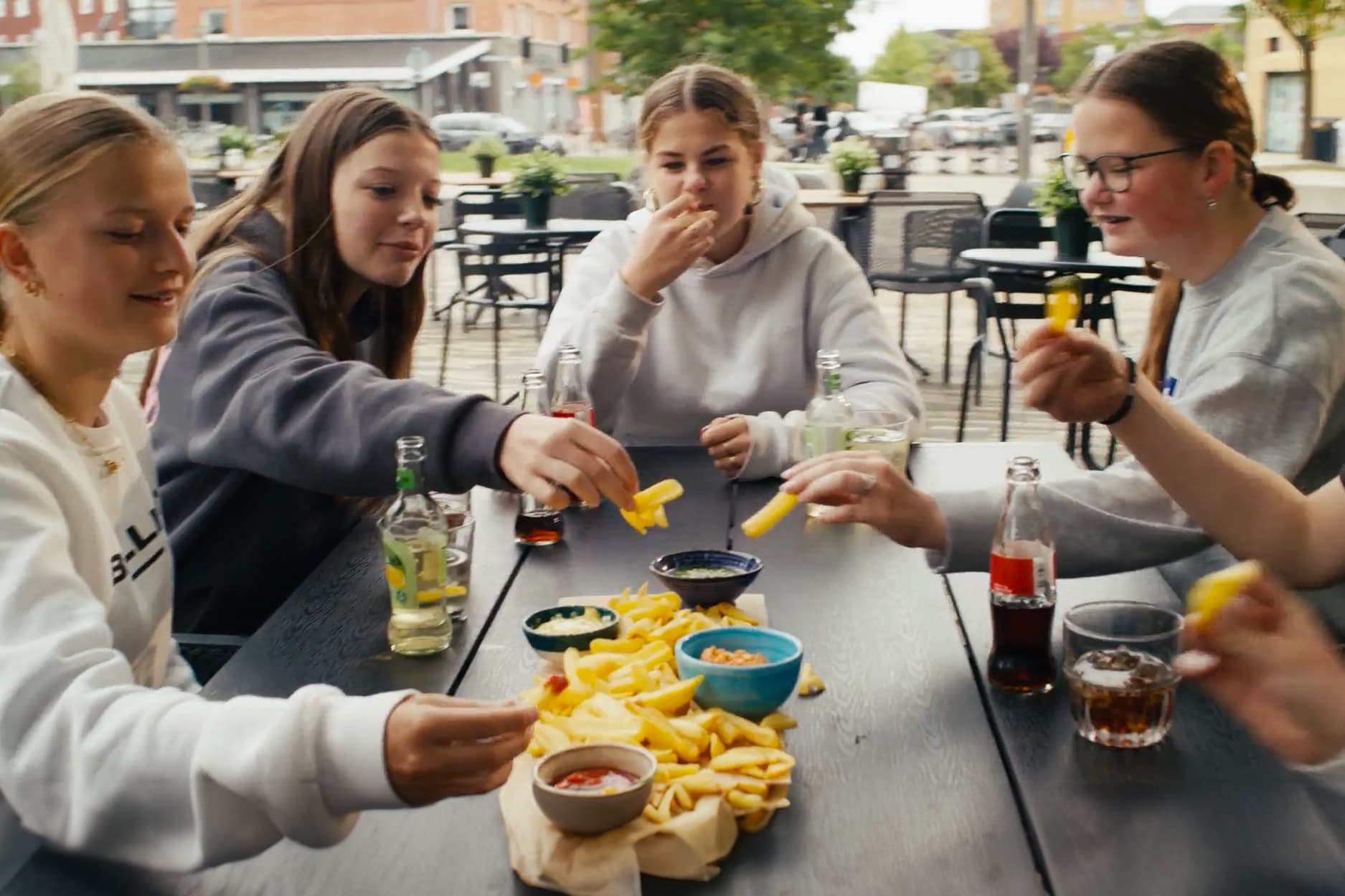 avfs-240194-01_house_of_fries_-_new_concept_-_image_text_block_-_900x600px3-ro