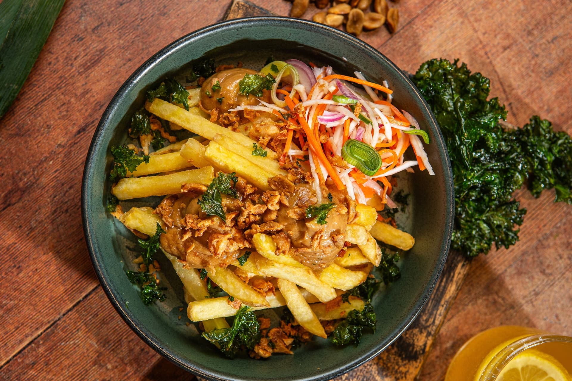 bol_indonezian_cu_cartofi_prajiti_sos_de_arahide_si_legume_murate