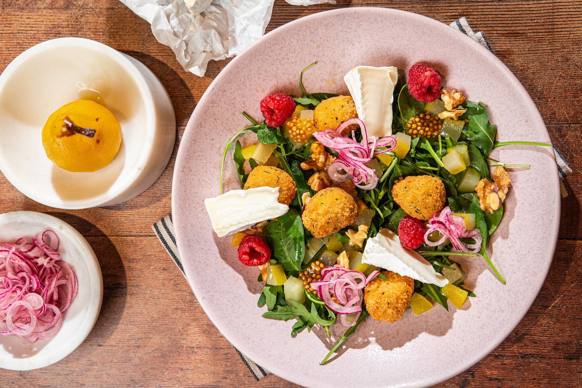 salata_cu_gustari_cu_branza_camembert