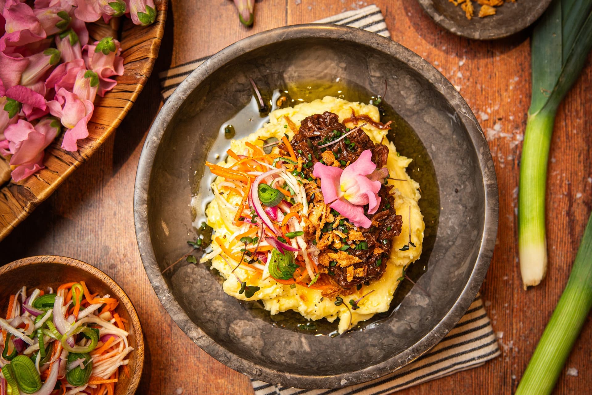 tocana_flamanda_si_cartofi_cu_ierburi_aromate