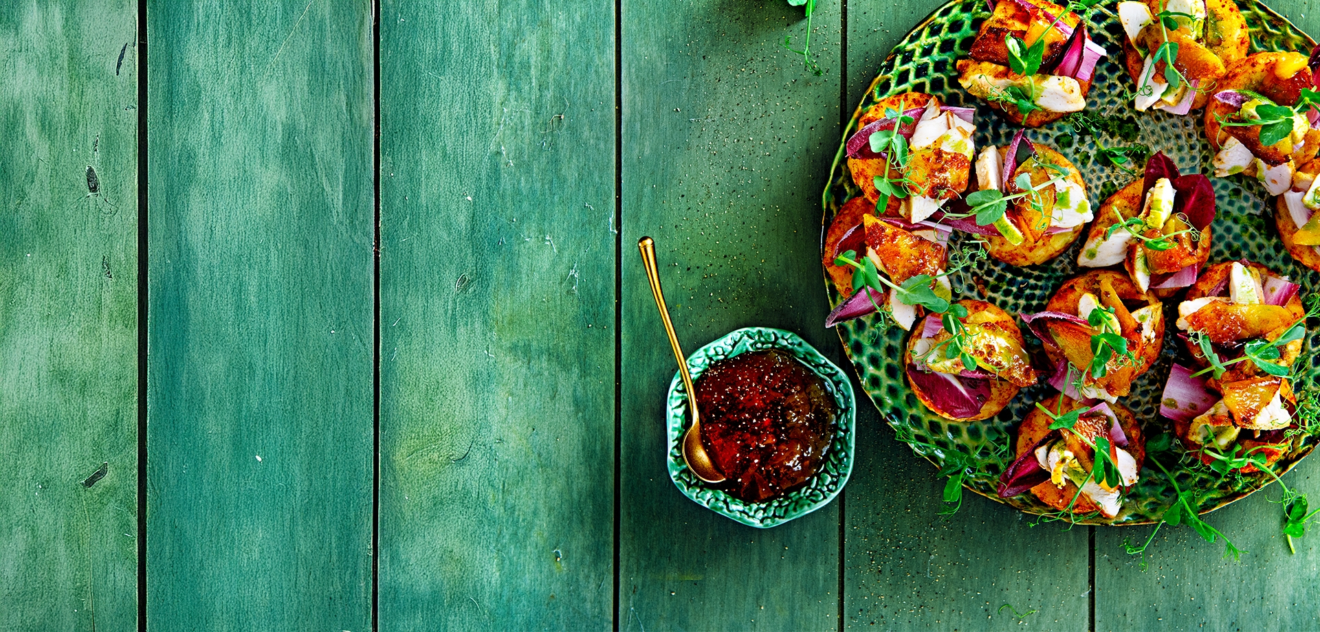 Rösti cu mango caramelizat, pui la grătar și ulei de cepșoară