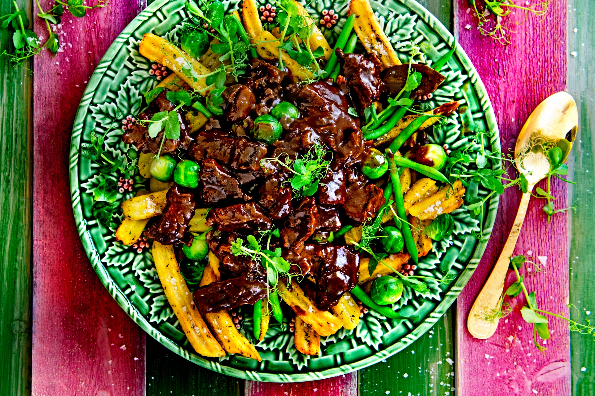 loaded fries cu tocană cu carne